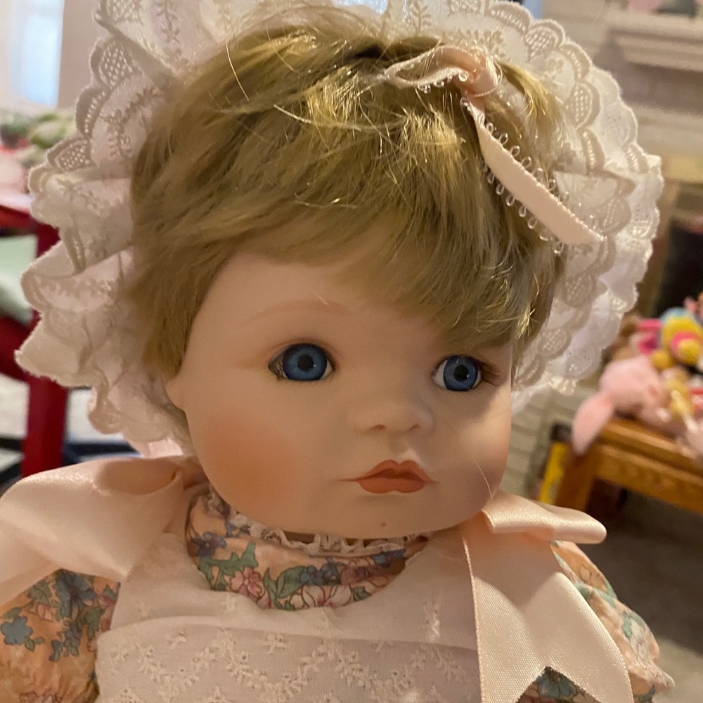 PORCELAIN DOLL - Picture 6 of 16